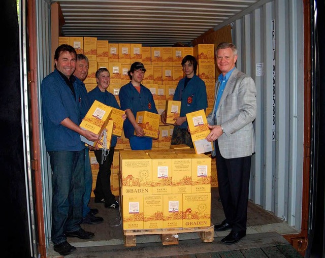 Mitarbeiter der WG Oberrotweil fllten...ner fr China mit 12000 Flaschen Wein.  | Foto: privat