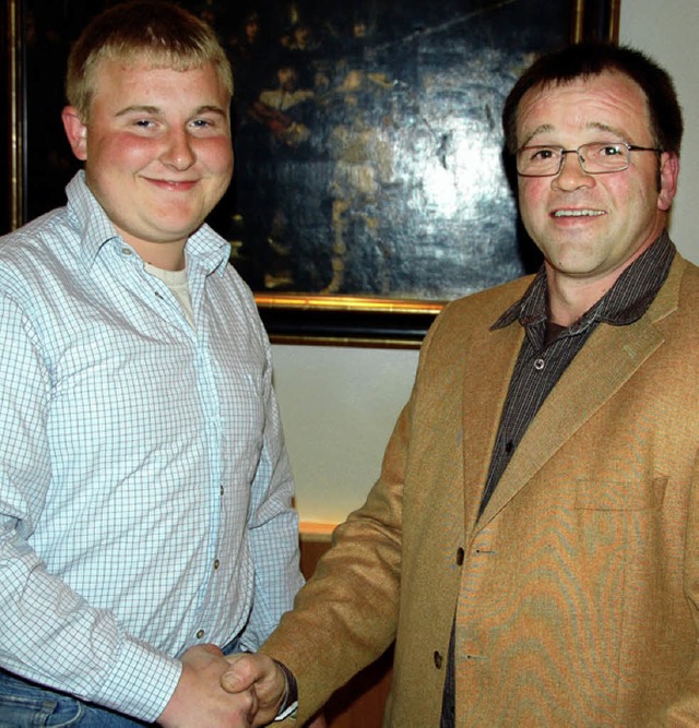 Kurt Hfflin (rechts) bergab Fabian Z...n Vorsitz der Btzinger Guggenmusik.    | Foto: S. EHRET