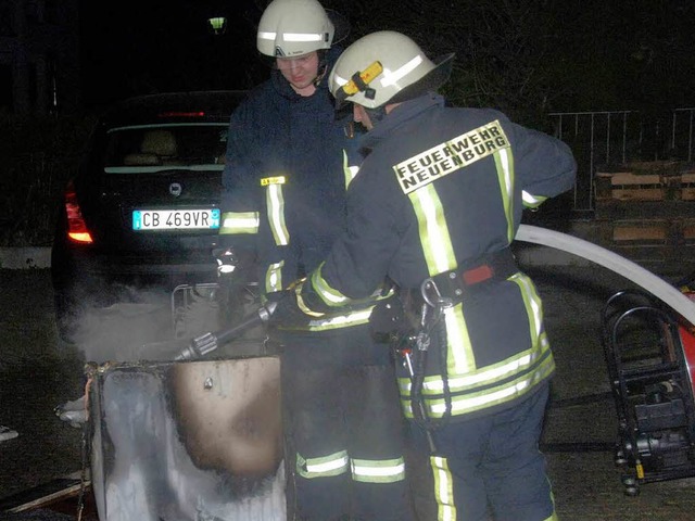 Nchtlicher Einsatz: Die Feuerwehr ist...et und geht fachmnnisch ans Werk.      | Foto: Volker Mnch