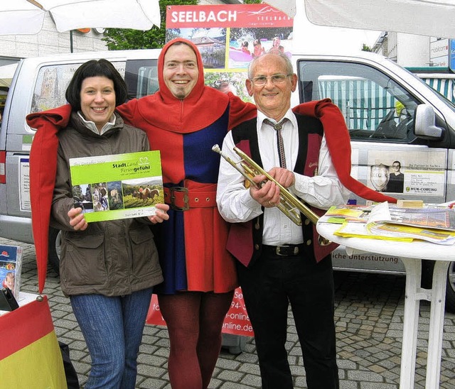 Sandra Laeske, Wim Cannie und Hermann ...(von links) am Infostand in Darmstadt   | Foto: gemeinde