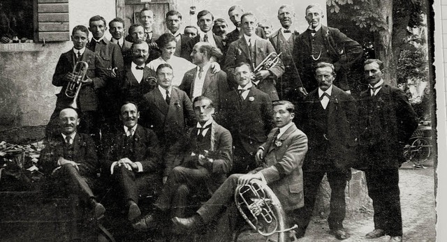 Der Musikverein im Jahr 1920  &#8211; ...ferd und Leiterwagen ins Mnstertal.    | Foto: privat