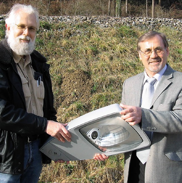 Michael Hougen, Stadtbauamt Kandern (l...rung von Lampen einen Anfang gemacht.   | Foto: MM