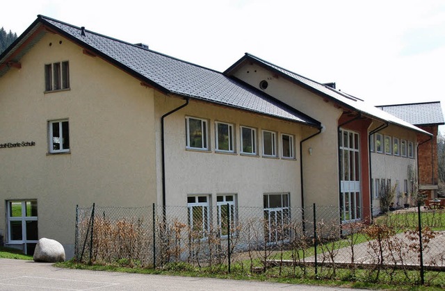 Das Dach der Grundschule wird gedmmt,... Hauptschule gibt&#8217;s aber nicht.   | Foto: Stefan Sahli