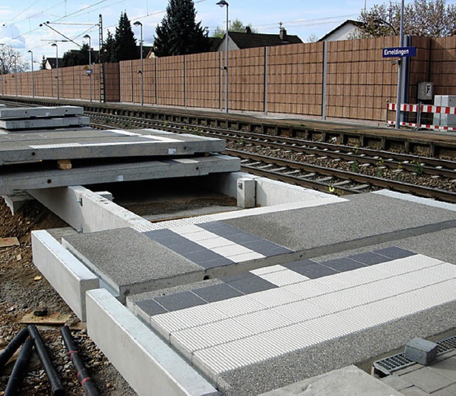 Die Elemente fr den neuen Bahnsteig l...em Stock zur Orientierung ertasten.     | Foto: Langelott