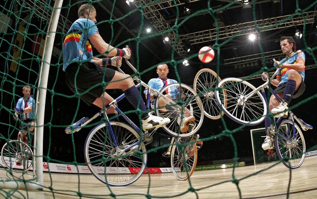 So sieht es aus, wenn die Profis per Fahrrad um den Ball kmpfen.   | Foto: Yvonne Weik/ddp