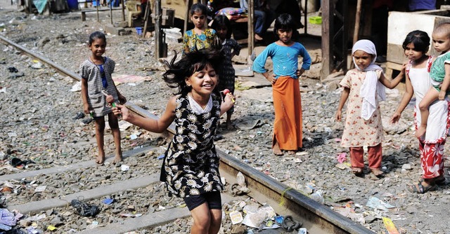 Die Darstellerin Rubina Ali  musste we...nen anderen Slum von Mumbai umziehen.   | Foto: DPA
