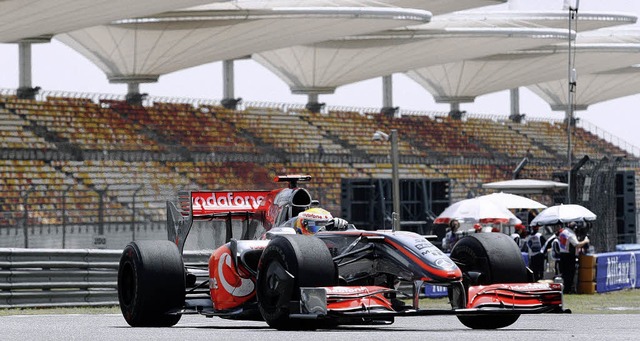 Dass Lewis Hamilton  in Schanghai (Fot...s Mercedes-Konzerns kritisch gesehen.   | Foto: dpa