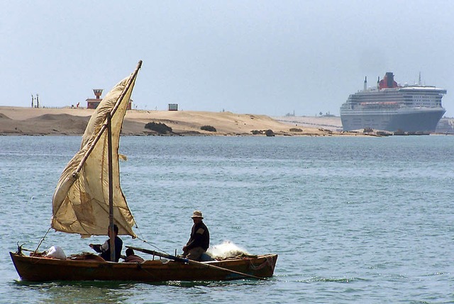 Ein Fischerboot trifft ein Luxusschiff  auf dem Weg ins Mittelmeer.   | Foto: AFP