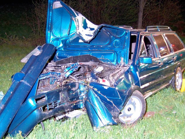 Vllig zerstrt ist der VW Passat des 41-jhrigen Fahrers.  | Foto: Martin Ganz