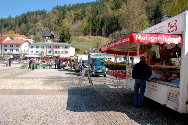 Erstmals fand ein Wochenmarkt in St. Blasien auf dem Domplatz statt.  | Foto: Horst A. B