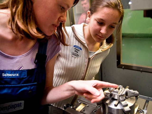 Frauen und Technik:  Azubi Christiane ...e King die Arbeit an der Frsmaschine.  | Foto: Hagen Schnherr