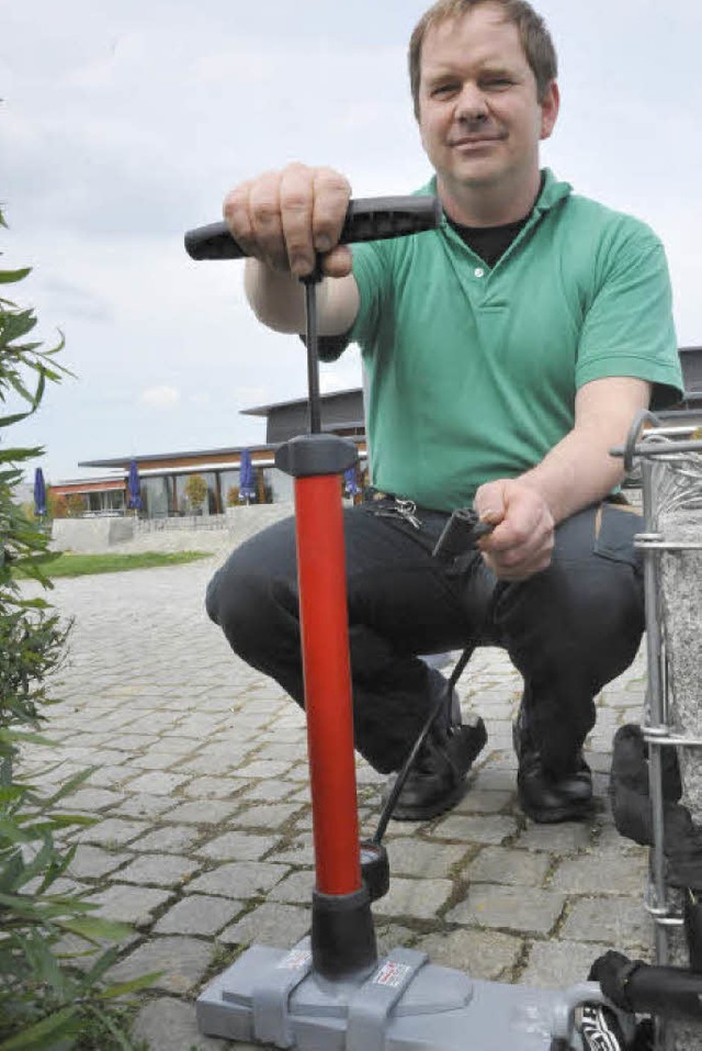 Auch am Denzlinger Brgerhaus hat Andr...umpstation zum Nulltarif installiert.   | Foto: Zimmermann-Drkop