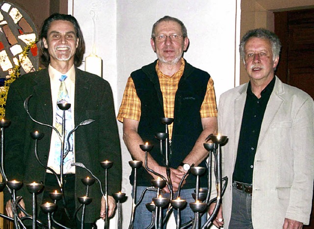 Achim Lott, Peter Duschek und  Hartmut...t   Kerzenbaum in der Endinger Kirche.  | Foto: Privat