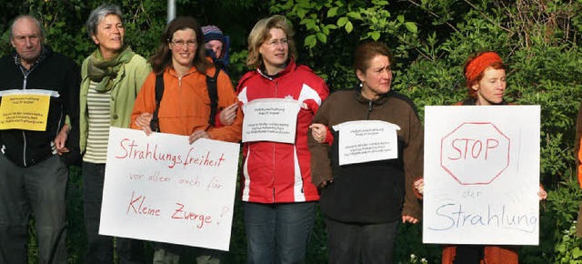 Anwohner und besorgte Eltern demonstri...ie Schule Elztal und viele Wohnhuser.  | Foto: Gerda Oswald