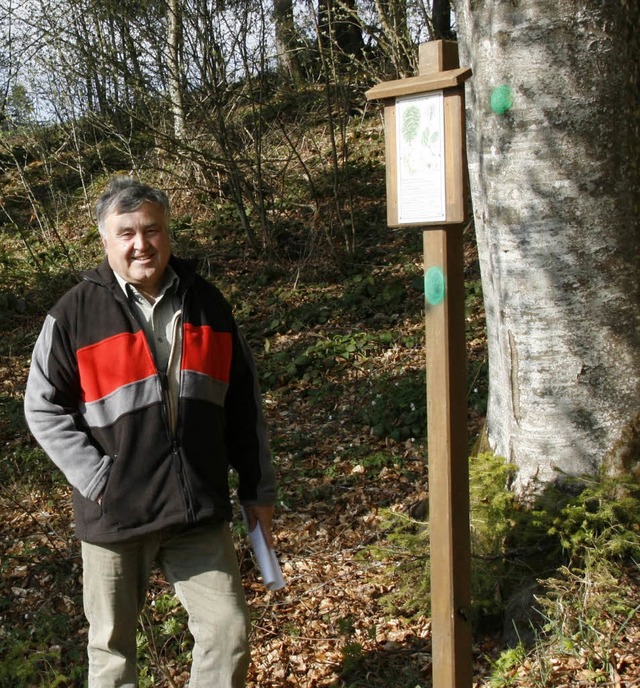 Frster Hartmuth Frank prsentiert  in...insgesamt  73 Baum- und Straucharten.   | Foto: Dieckmann