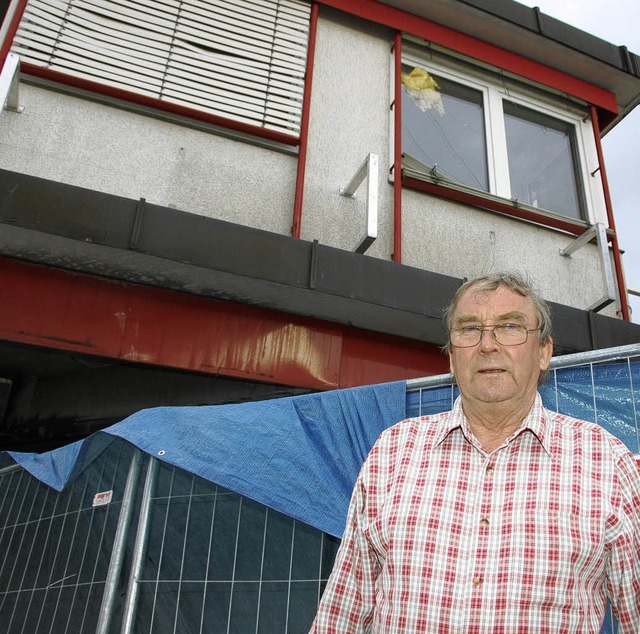 Fritz Poysel vor den berresten seines Hotelbetriebes   | Foto: Lauber