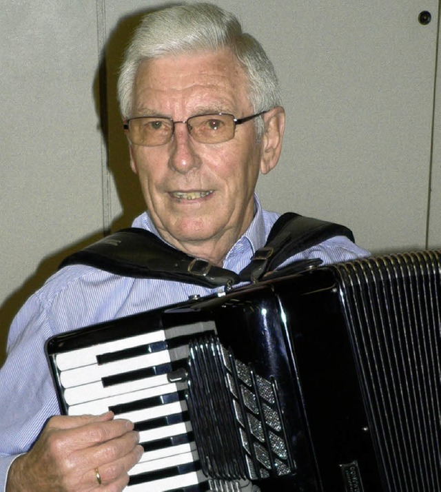 Der begeisterte Akkordeonspieler  Klaus Klein feiert am Sonntag 75. Geburstag.    | Foto: Georg Diehl