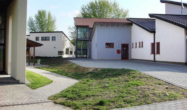 Das Feuerwehrhaus ist fertig, die Auenanlage  noch nicht.   | Foto: Langelott