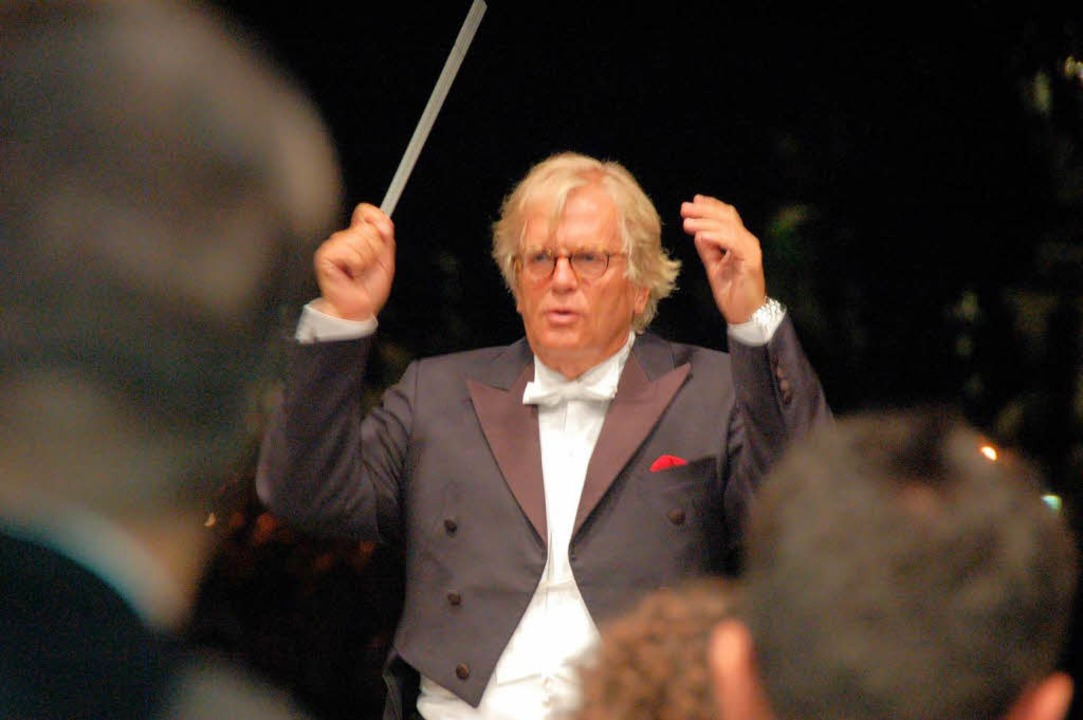 Justus Frantz dirigiert am Mittwoch, 29. Juli, die Philharmonie der Nationen  | Foto: Markus Donner