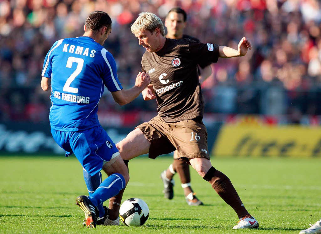 Pavel Krmas (l) aus Freiburg und Marius Ebbers (r) vom FC St. Pauli kmpfen um den Ball.