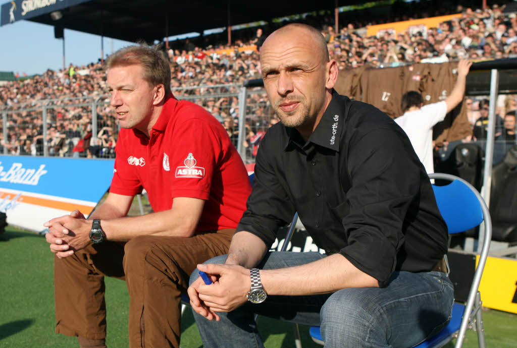 Co-Trainer Andre Trulsen (l) und Trainer Holger Stanislawski (r) vom FC St. Pauli