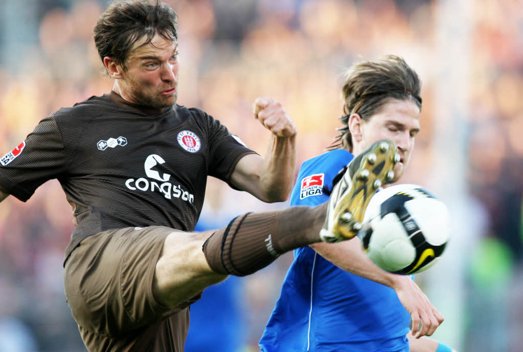 Florian Lechner (l) aus Hamburg und Vitali Rodionov (r) aus Freiburg kmpfen um den Ball.