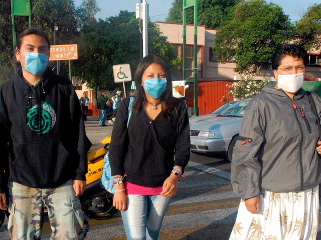 Viele Menschen wagen sich in Mexiko-St...eit nur mit Mundschutz auf die Strae.  | Foto: dpa