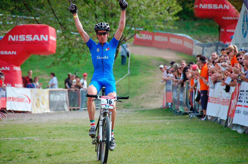Der Mountainbike-Weltcup: Der Sieger bei den Junioren, Gerhard Kirschbaumer (Italien), beim Zieleinlauf