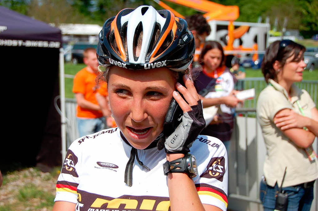 Der Mountainbike-Weltcup: Die Siegerin bei den Juniorinnen,  Mona Eberweiser,  telefoniert unmittelbar nach dem Zieleinlauf mit ihrem Papa