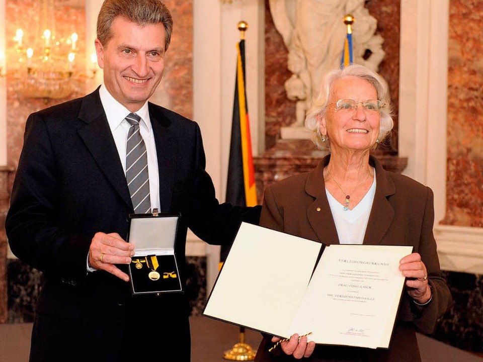Ministerpräsident Günther H. Oettinger...medaille des Landes Baden-Württemberg.  | Foto: Sascha Baumann, Staatsministerium