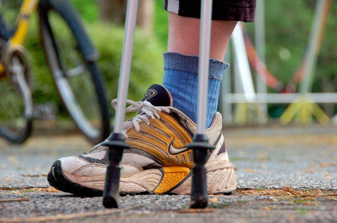Stöcke und Laufschuhe: Mehr braucht  es nicht für das Nordic Walking  | Foto: Markus Donner