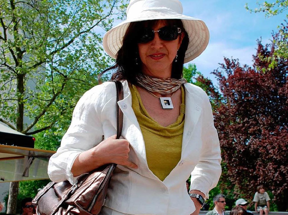 Sonnenbrille, gut behütet, schick  gekleidet  und die passende  Tasche.  | Foto: Maja Tolsdorf