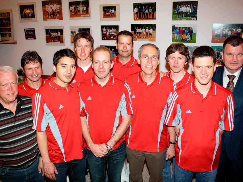 Die <Bildtext>erste Mannschaft des TTS...uen sich mit den Sportlern.</Bildtext>  | Foto: Werner Schnabl