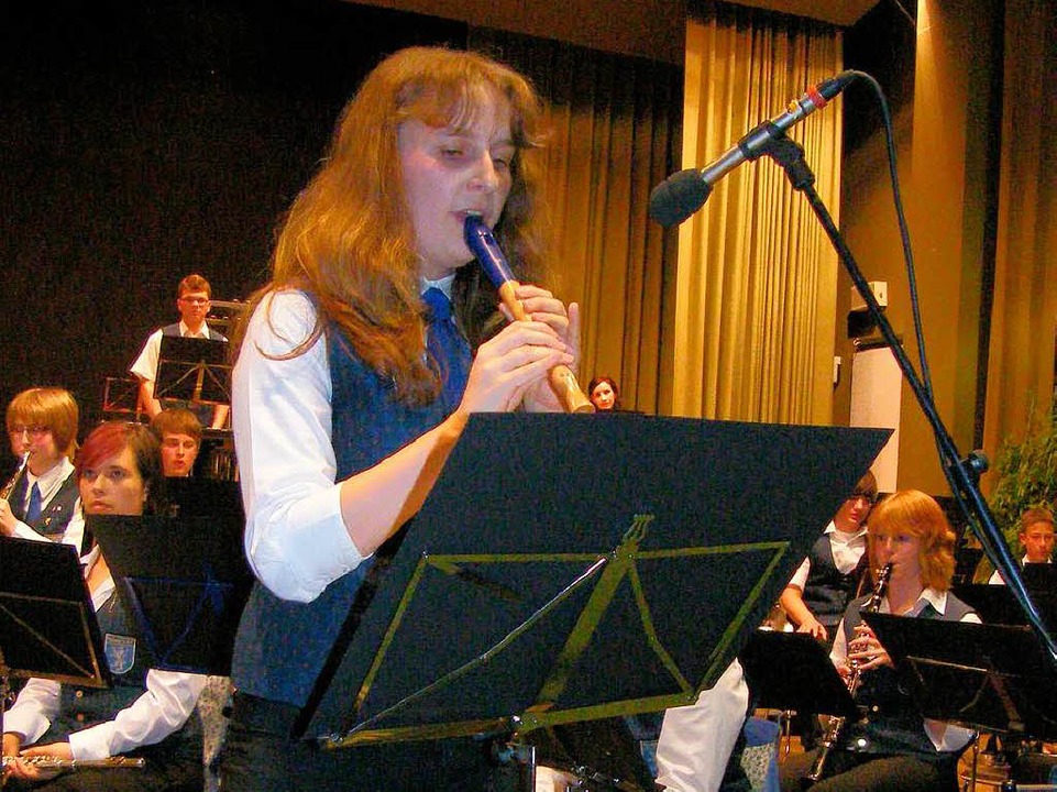 Julia Schmitt erwies sich bei &quot;El...versierte Flötistin der Jugendkapelle.  | Foto: Martha Weishaar