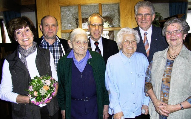 Zur 60-Jahr-Feier des VdK Simonswald  ...alia Bauer (vorn, von rechts) geehrt.   | Foto: Hans-Jrgen Wehrle