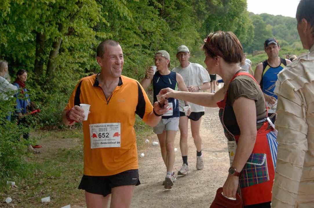 Viertele-Marathonläuferin reicht einen...Rotwein an einen Halbmarathonläufer.    | Foto: Münch
