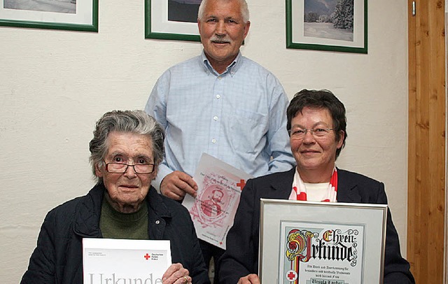 Der DRK-Ortsverein Murg-Niederhof ehrt...Braun, Konrad Ruf und Ursula Lauber.    | Foto:  Charlotte Frse