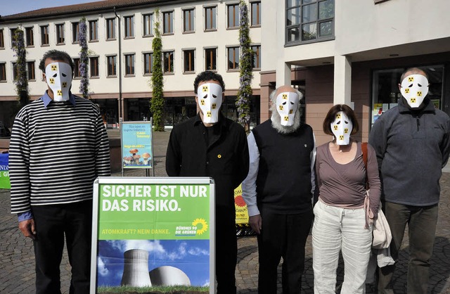 Totenmasken trugen gestern die Teilneh...n weltweiten, umgehenden Atomausstieg.  | Foto: Zimmermann-Duerkop