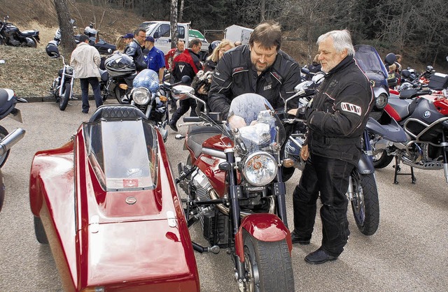 Am Rande des Biker-Tages  gab es natr...t des Interesses dieser beiden Biker.   | Foto: Bingold