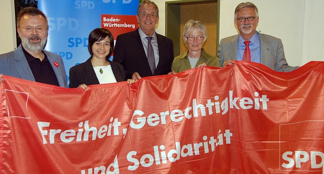 Gruppenbild mit Fahne: Ortsvereinsvors...rf und Ortsvorsteher Gnter Schlecht.   | Foto: Sabine Ehrentreich