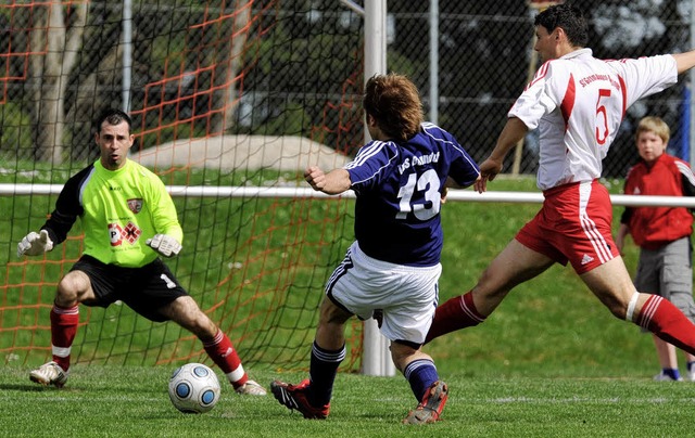 Verpasste Chance: Der Bonndorfer Strm... Gottmadingens Torhter Luigi Mautone.  | Foto: Seeger