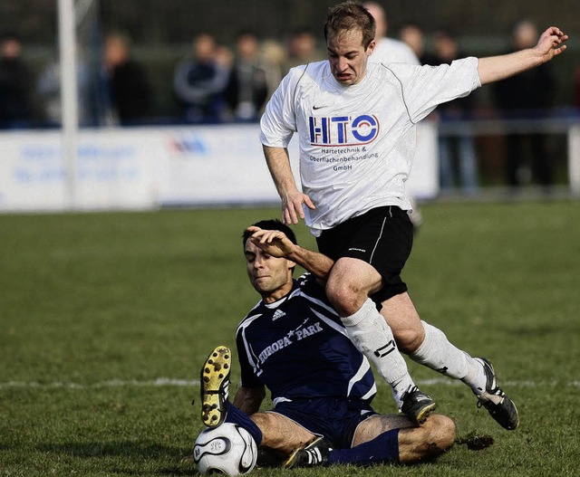 Fussball Landesliga 2009SV Rust vs. FS...f mit Dominik Wolters (FSV Altdorf #9)  | Foto: Peter Aukthun