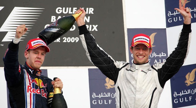 Sieger Jenson Button (rechts) und der Zweite Sebastian Vettel freuen sich.   | Foto: afp