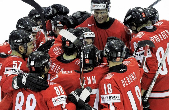 Rot freut  sich: Die Schweizer Eishock...Sieg gegen Deutschlands Nationalteam.   | Foto: dpa