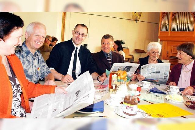 Zeitung lesen in der Kirche