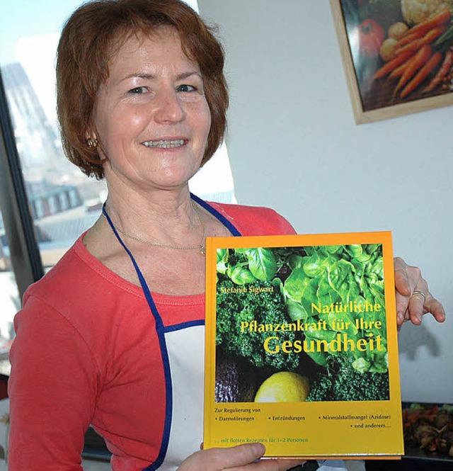 Stefanie Sigwart und ihr Kochbuch.    | Foto: wik
