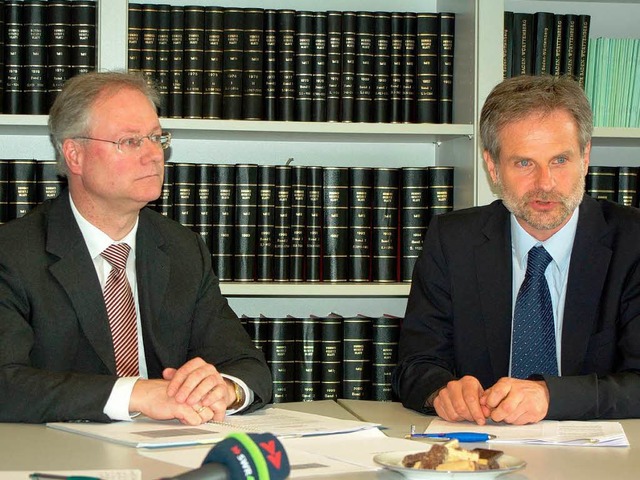 Leitender Oberstaatsanwalt Herwig Sch... sein Stellvertreter Johannes Gebauer.  | Foto: hr