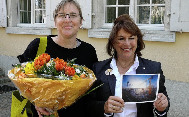 Preistrgerin Petra Boettcher und Birg...nalen Zonta-Club Oberrhein  (rechts).   | Foto: BZ