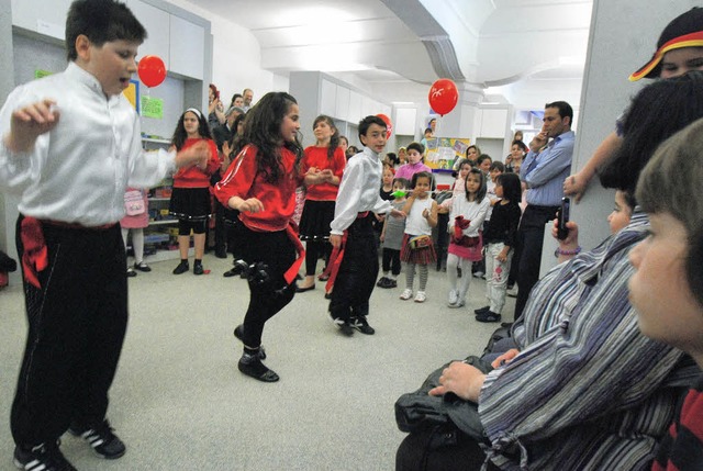 Eine Tanzgruppe aus Zell zeigte beim K...r Stadtbibliothek trkische Folklore.   | Foto: Barbara Ruda