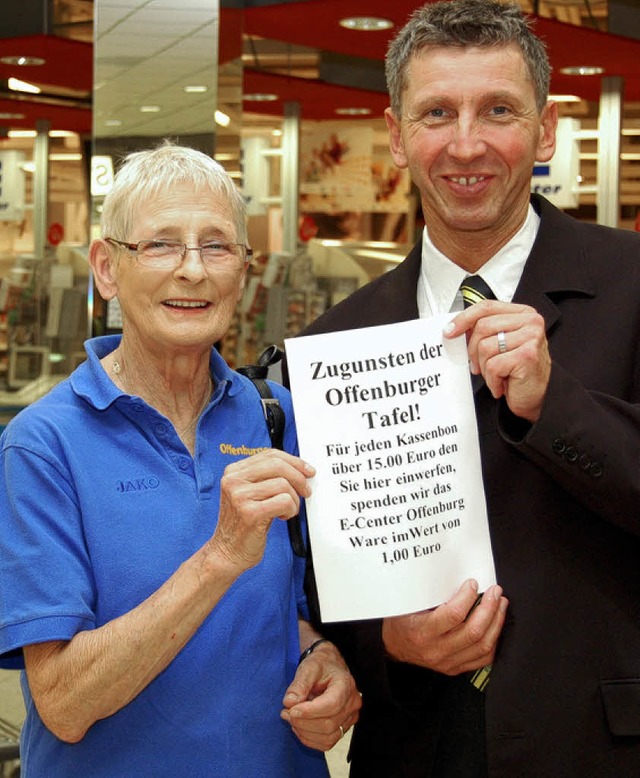 Ilse Herberg von der Tafel bei einer A...t E-Centerleiter Karl-Heinz Theinert.   | Foto: Archivbild: Siefke